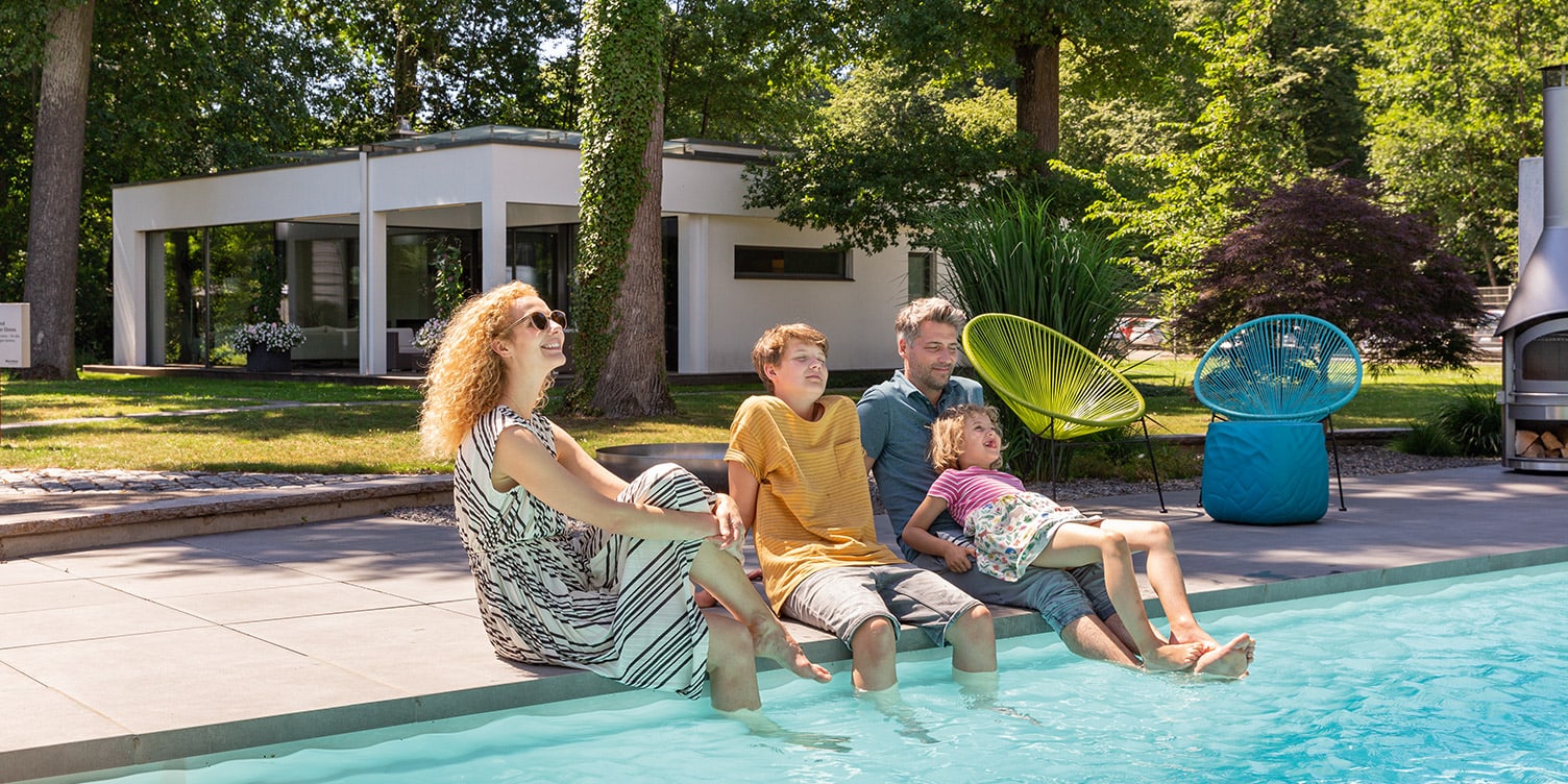World of Living, Erlenpark, Familie sitzt am Pool