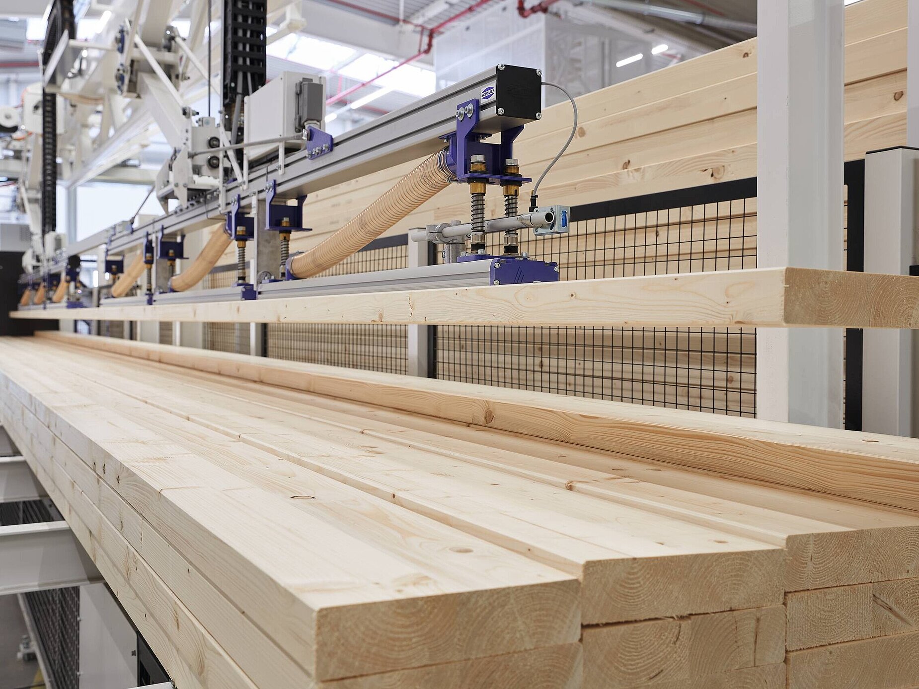 Automatisierter Holzzuschnitt in der Produktion bei WeberHaus