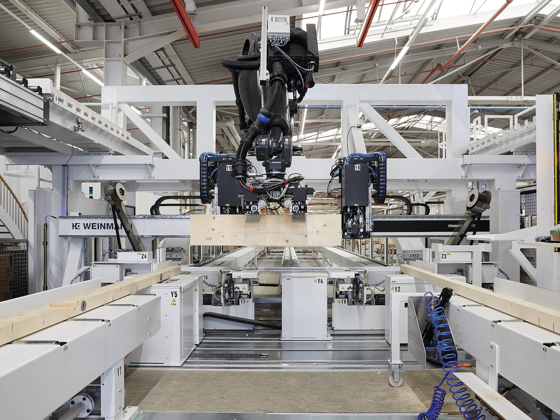 Smarte Robotik trifft auf Handwerk - Holzhaus Fertigungsprozess bei WeberHaus